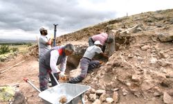 Rektör Aktekin Karayazı Tümülüsünde İncelemelerde Bulundu