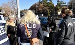 Polisler, çocuk ve gençler için sahada