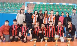 Gazi Ortaokulun Öğrenci sporcuları kupa ve madalyalarla dönmenin sevincini yaşıyorlar