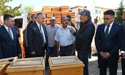 Arıcılara kovan desteği verildi