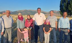 CHP Niğde Milletvekili Ömer Fethi Gürer, hububat hasadına katılarak çiftçi aileyle tarlada buluştu, sorunlarını dinledi.