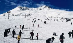 Erciyes’te Sömestir Yoğunluğu: Kayak Pistleri Doldu Taştı