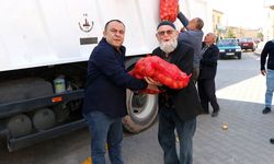 Derinkuyu Belediyesi’nden Emeklilere ve İhtiyaç Sahiplerine Ücretsiz Soğan Desteği