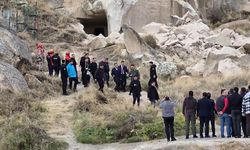 GÖREME’DE FACİA: PERİ BACASINDAN KAYA KOPTU! 2 ÖLÜ, 3 YARALI