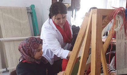 Genç Ellerden Ay Yıldızlı Bayrağa “Türk Düğümü” Dokunuşu