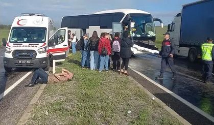Tur Otobüsü Kaygan Yolda Kontrolden Çıktı: 16 Kişi Yaralandı.