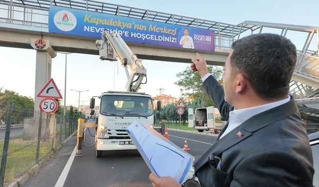 ÜST GEÇİTTEKİ ‘KAPADOKYA’NIN MERKEZİ NEVŞEHİR’E HOŞ GELDİNİZ’ YAZISI TEKRAR ASILDI