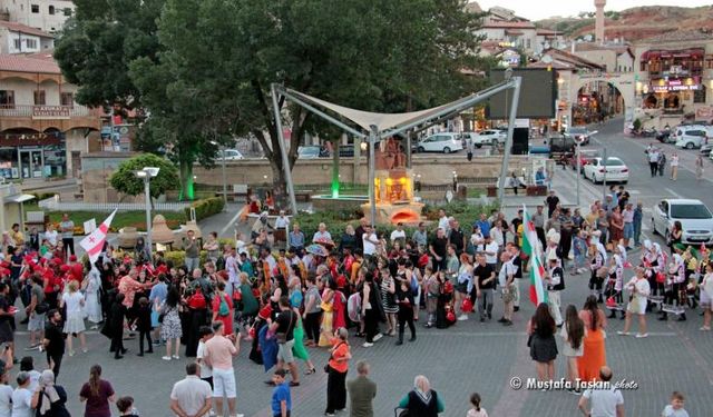   II. ULUSLARARASI AVANOS-KAPADOKYA DÜNYA HALK DANSLARI FESTİVALİ GÖZ KAMAŞTIRDI