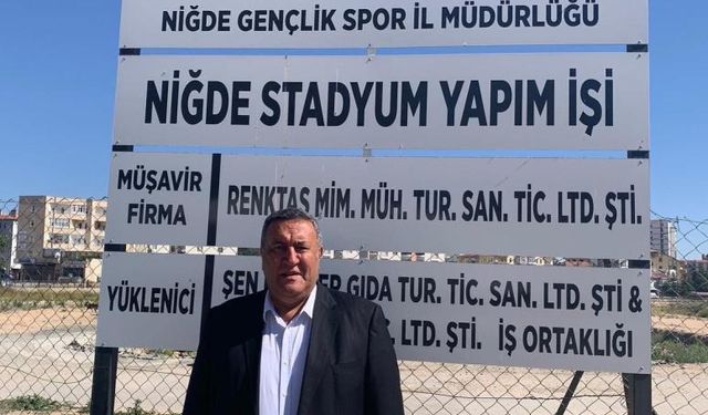 CHP Milletvekili Ömer Fethi Gürer, yıkılan  Niğde stadyumun enkazında eski futbolcularla birlikte basın açıklaması yaptı…