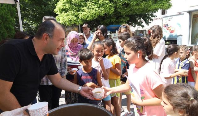 Başkan İbaş Aşure Dağıttı