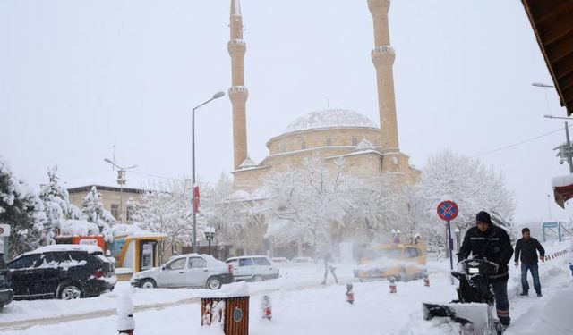 Avanos Belediyesi karla mücadeleye aralıksız devam ediyor.