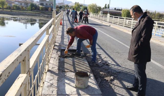 Tarihi taş köprüde kaldırım tadilatı başladı