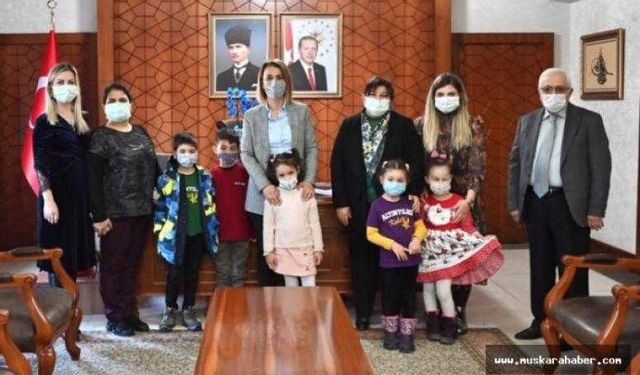 Altınyıldızlı minik öğrenciler vali teyzelerini ziyaret etti 