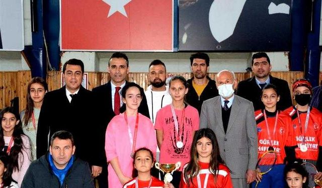 Gülşehir Alparslan Ortaokulu’ndan çifte şampiyonluk