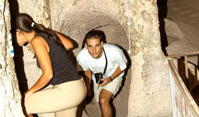 Kapadokya’da Sıcaktan bunalan turistler yeraltında serinlemeyi tercih ediyorlar.