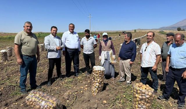 CHP Niğde Milletvekili Ömer Fethi Gürer, patates tarlasında üreticinin derdini dinledi.