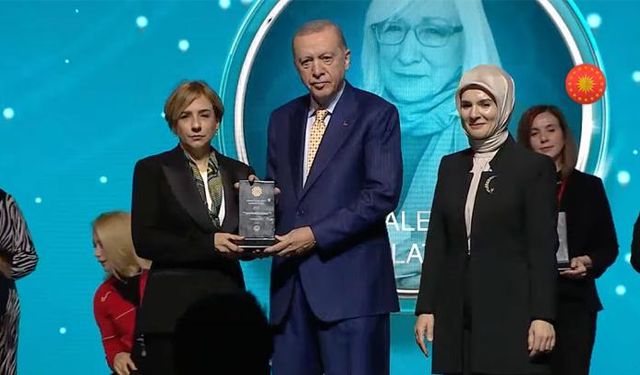 Alev Alatlı’ya Aile ve Sosyal Hizmetler Bakanlığı Tarafından “Vefa Ödülü”