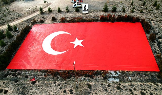 Türkiye’nin en büyük beton Türk Bayrağı İl Özel İdaresi tarafından boyandı