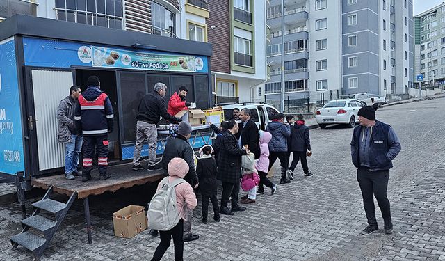 Nevşehir Belediyesi’nin Poğaça ve Süt İkramı Sürüyor.