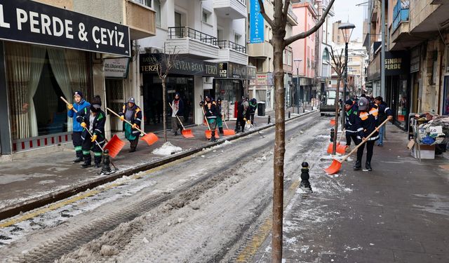 Belediye Caddesi ve Ana Arterlerde Kar Temizliği yapılıyor