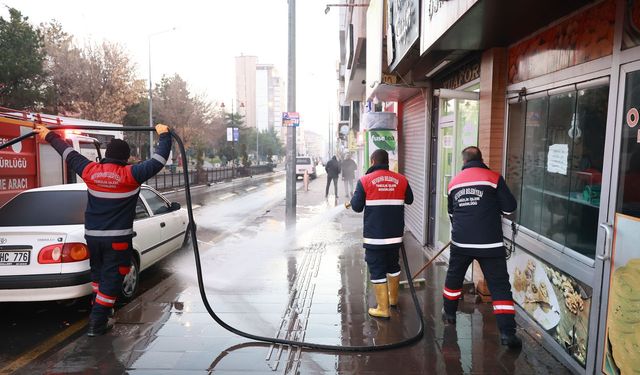 Nevşehir Belediyesi’nden Kaldırım ve Yollarda Temizlik Çalışması