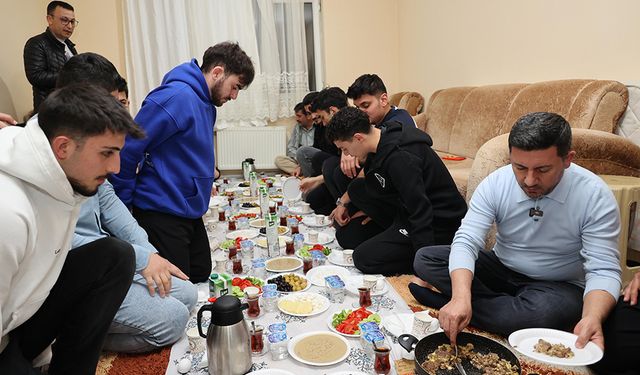 Başkan Rasim Arı, Öğrenci Evinde Sahur Yaptı