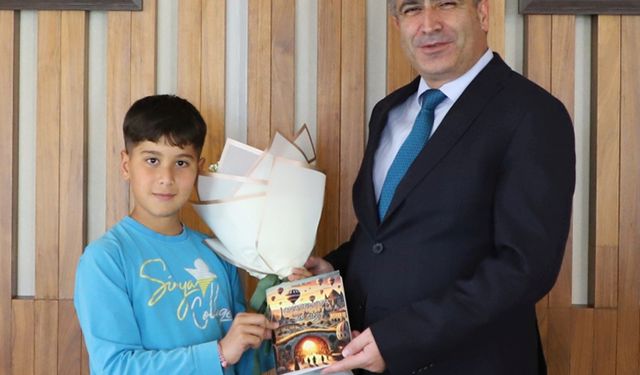 Genç Yazar Biçen İlk Kitabını Rektör Aktekin’e Hediye Etti