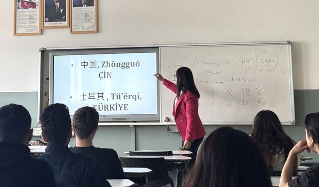NEVÜ Öğretim Üyesi Lise Öğrencilerine Çin Dili ve Kültürü Hakkında Ders Verdi