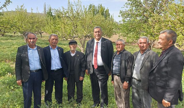 CHP Niğde Milletvekili Ömer Fethi Gürer, Niğde Çamardı ilçesinde zirai dondan zarar gören üreticilerle görüştü.