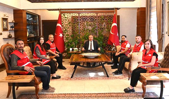 Türk Kızılay Nevşehir İl Merkezi Başkanı Ercan Civelek ve yönetim kurulu üyelerini makamında kabul etti.
