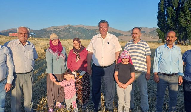 CHP Niğde Milletvekili Ömer Fethi Gürer, hububat hasadına katılarak çiftçi aileyle tarlada buluştu, sorunlarını dinledi.