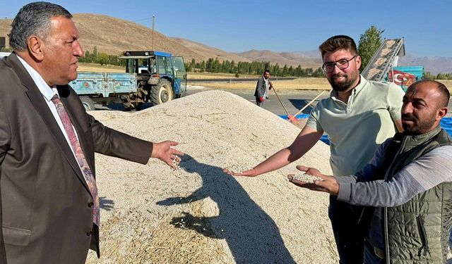 CHP Niğde Milletvekili Ömer Fethi Gürer, fasulye üreticileri ve alım-satım yapanlarla Niğde’de farklı köylerde bir araya geldi, sorunları dinledi.