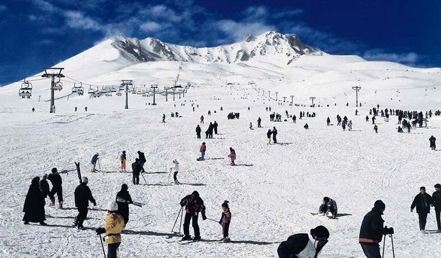 Erciyes’te Sömestir Yoğunluğu: Kayak Pistleri Doldu Taştı