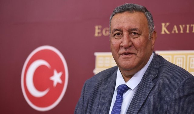 Çiftçi çekle, besici yemle uğraşıyor.