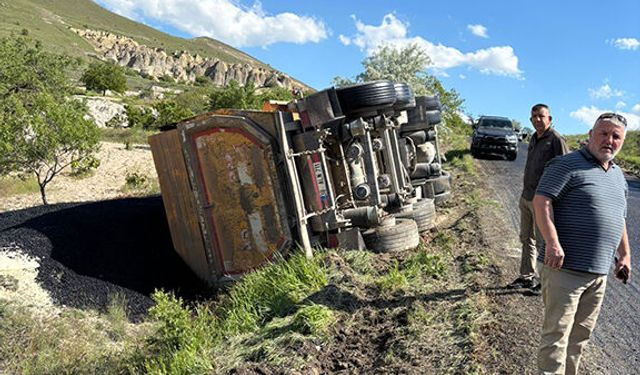 Nevşehir'de Yol Çalışmasında Kamyon Devrildi: Sürücü Yaralandı