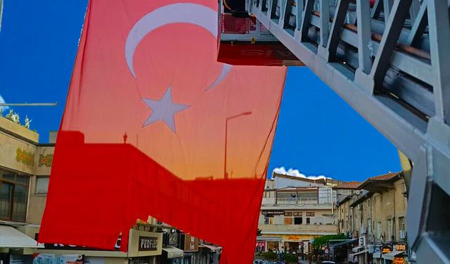 Ürgüp’te Demir Yüklü Aracın Geçişi Sırasında Yırtılan Şanlı Bayrağımız Yenisi ile Değiştirildi.
