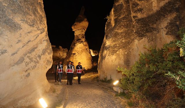 Kapadokya Alan Başkanı Aslanbay, Gece Aydınlatılan Paşabağları Ören Yeri'nde İncelemelerde Bulundu.