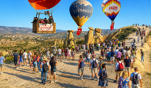 BALONLAR, NEVŞEHİR KÜLTÜR YOLU FESTİVALİ'NİN İLK GÜNÜNDE GÖKYÜZÜNÜ ŞÖLENE DÖNÜŞTÜRDÜ.
