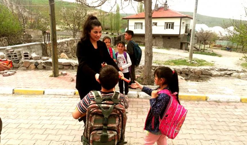 Kaymakamı selamlayan çocukları çikolata ile ödüllendirildiler.