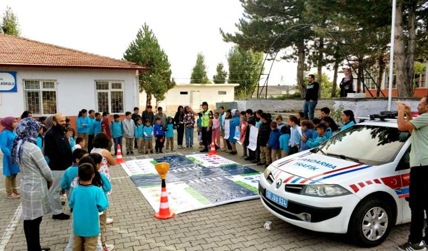 Jandarmadan öğrencilere trafik eğitimi 