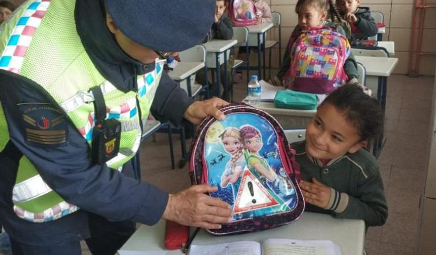 Jandarma trafik personeli öğrencileri ‘’Trafikte Parlayan Yıldızlar’’ projelerinde bilgilendirdi.