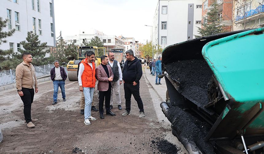 YENİ MAHALLE GÜRBÜZ SOKAK’TA SICAK ASFALT SERİMİ YAPILDI