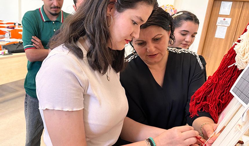 NEVÜ Türk Halkbilimi Bölümü’nden Hüsn-i Hat ve Ebru Geleneği Atölyeleri