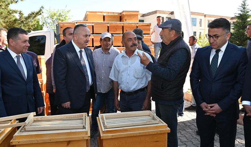 Arıcılara kovan desteği verildi