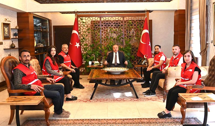 Türk Kızılay Nevşehir İl Merkezi Başkanı Ercan Civelek ve yönetim kurulu üyelerini makamında kabul etti.