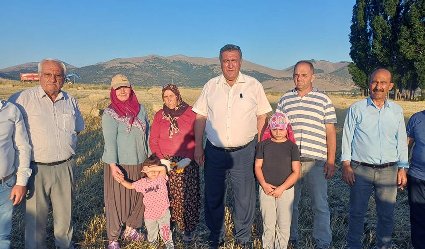 CHP Niğde Milletvekili Ömer Fethi Gürer, hububat hasadına katılarak çiftçi aileyle tarlada buluştu, sorunlarını dinledi.