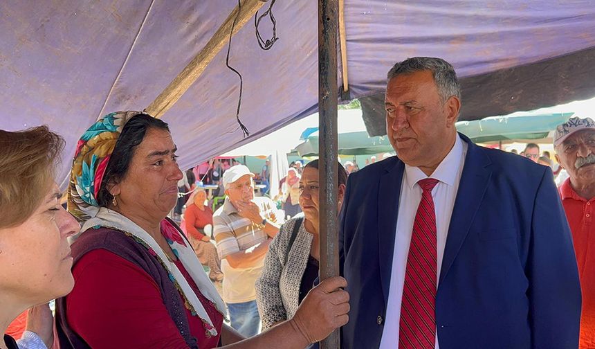 CHP MİLLETVEKİLİ ÖMER FETHİ GÜRER PAZARDA GÖZYAŞLARIYLA DERDİNİ ANLATAN KADIN ÇİFTÇİ: “ÇİFTÇİ BİTERSE, ÜLKE BİTER”