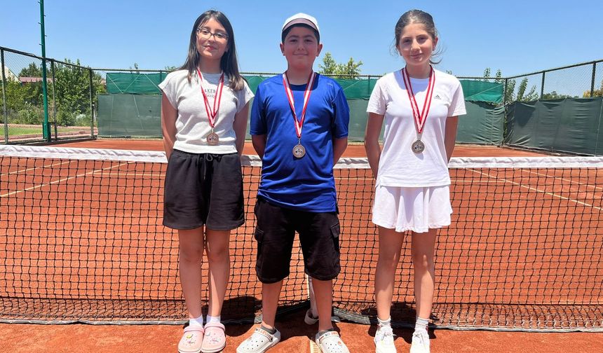 Denizli'de düzenlenen tenis müsabakalarında Nevşehirli 3 genç derece yaptı