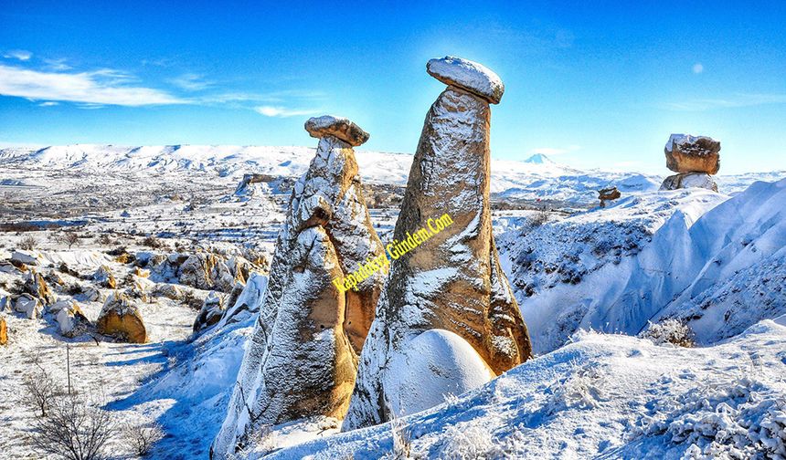 Peribacaları Beyaz Gelinliklerini Giydi: Kapadokya’ya Gecikmeli Gelen Kar Büyüledi.