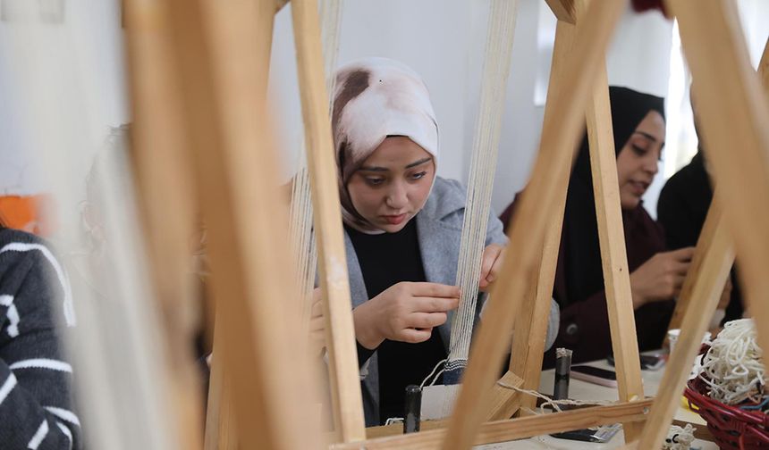 NEVÜ’lü Öğrenciler Uygulamalı “Dokuma Atölyesi” Etkinliğine Katıldı